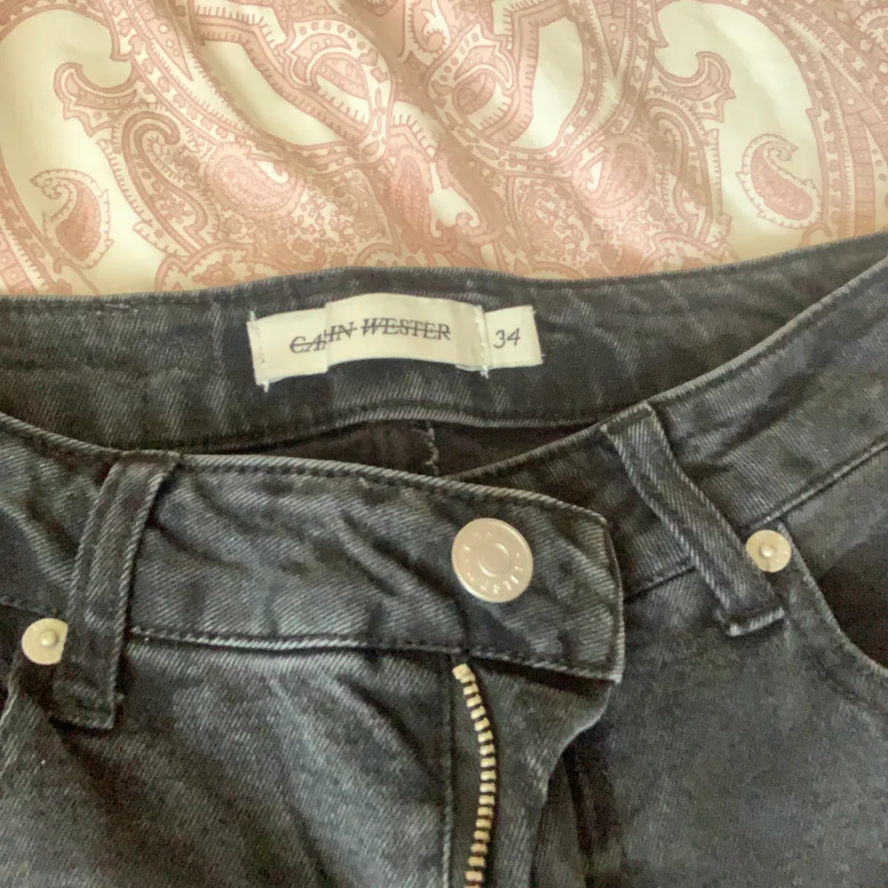 säljer mina Carin Wester jeans då de inte kommer till användning längre, jeansen är i storlek 34 men passar lika bra som 32 💗de har en kortare innerbenslängd och passar perfekt för lite kortare ben 🫶🏻 !!. Jeans & Byxor.