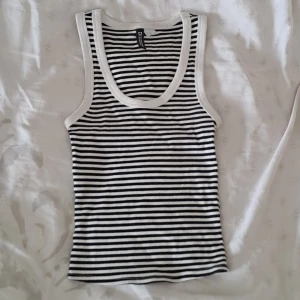 Randig topp H&M - Säljer detta superfina randiga linne från H&M🎈 Jättebra skick, endast använd ett fåtal gånger! Tveka inte att höra av dig vid frågor eller funderingar🫶 Använd gärna "köp nu"❤️