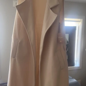 Väst kappa  - Säljer denna jättesnygga kappa som är som en längre väst, perfekt på mig som e 172, super snygg och passar till allt!