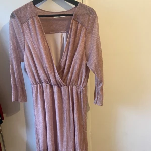 Festklänning - Jätte fin festklänning i väldigt bra skick, Använd fåtal gånger. Storlek onesize (XS-L) Nypris ca 550kr mitt pris 300kr (pris kan diskuteras vid snabb affär)