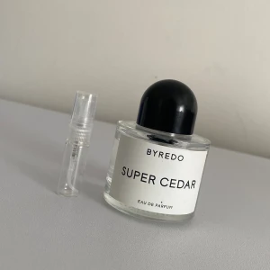 Byredo Super Cedar  - En Unisex doft av Byredo som funkar fint till sommaren och har en fin ros doft som sedan drar sig till en träigare ton.  1700 kr orginal pris, köp hela eller sampels 