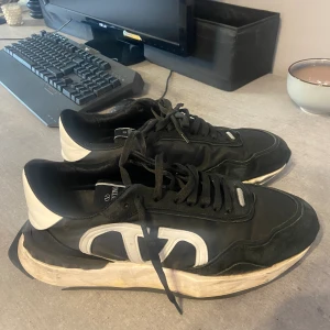 Valentino skor - Använda valentino skor, dem är lite smutsiga och slitna. Kom dm för mer information och bilder.