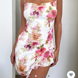 Klänning - Fick hem denna fina klänning nyss, aldrig använd, från sidan thats so fetch. köpt för 475kr.