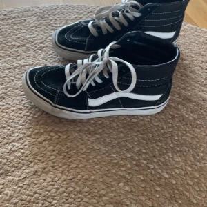 Svarta vans  - Säljer dom eftersom att de är för stora🥰 har 37,5 och dom är i 39, kom privat för flera bilder, priset kan diskuteras (vill mest bara bli av med dom)!❤️