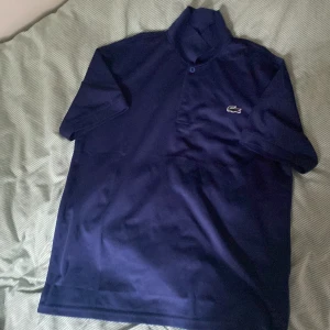 Lacoste piké  - Medium skick 9/10 använd typ 4 gnr materialet är bra gillar inte Lacoste piké längre så det är därför ja säljer den 😊