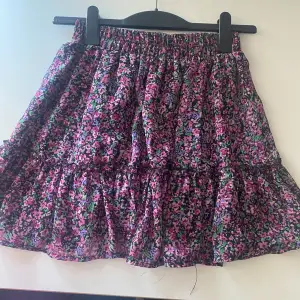 Super fin volang kjol, lågmidja nästan aldrig använd 