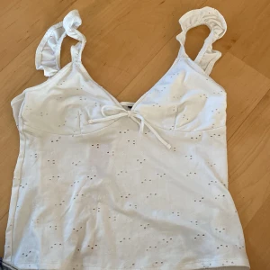 Linne - Vitt sommarlinne men volang axelband.