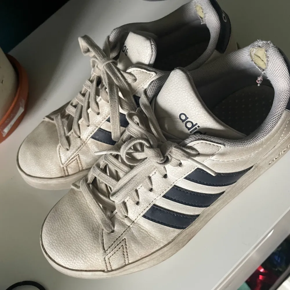 Adidas skor som har använts en vår och en sommar ungefär🤗 går absolut att göra renare och finare, bara jag som är lite för lat😅. Skor.