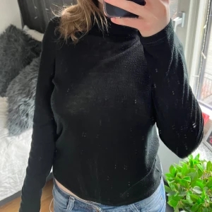 Svart polotröja - Köpt på secondhand, bra skick men lite genomskinlig, säljer då den inte kommer till användning💕