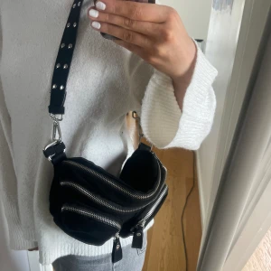 Väska - Väska från Gina Tricot med många bra fack💗väskan rymmer mycket o man får med ett långt band till också, inga fläckar eller liknade, i bra skick🙌🥰