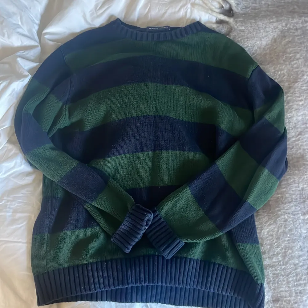 En Brianna sweater från Brandy Melville i färgerna grön och blå. Jag vet inte riktigt vilken storlek det för att dem har bara en storlek men på deras hemsida stor det att den är oversized fit. Säljer den för att ha bytt stil och så.. Stickat.