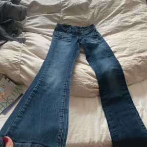 Lågmidjade jeans - Kan tyvärr inte skicka bild på då de inte passar