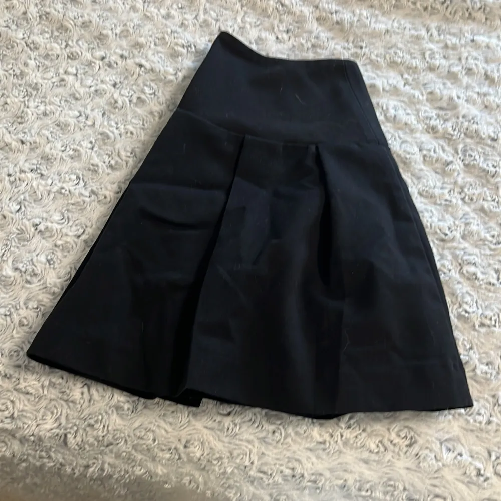 En fin svart kjol med dragkedja , super söt från hm endas använd 1 gång.  . Kjolar.