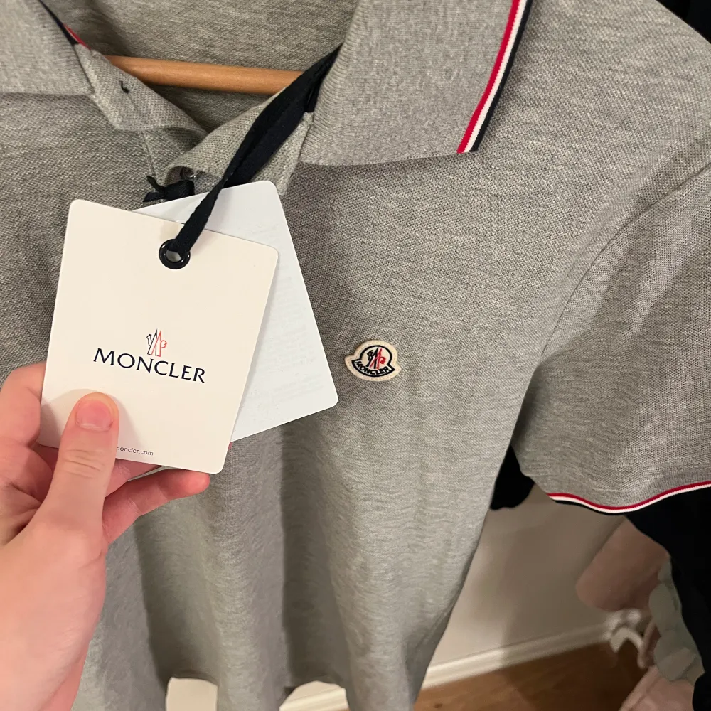 Hej, säljer denna helt oanvända Moncler piken. Den är i perfekt skick. Storlek M. Pris kan diskuteras. T-shirts.