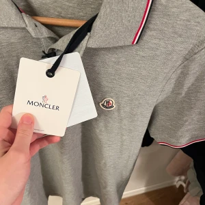 Moncler pike - Hej, säljer denna helt oanvända Moncler piken. Den är i perfekt skick. Storlek M. Pris kan diskuteras