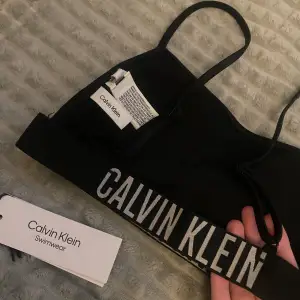 Calvin Klein bikini överdel, endast använd ca 3 gånger så är i mycket bra skick. Köpte i en butik och sparade prislappen. Storlek xs