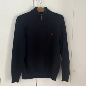 Säljer nu min polo Ralph Lauren Half zip tröja då jag har ångrat mig efter ryckt bort lappen.  Skick 10/10, helt ny. Nypris ca 2000kr, mitt pris 549 Storlek L men passar mer som M och S  Pris kan diskuteras vid snabb affär🤝