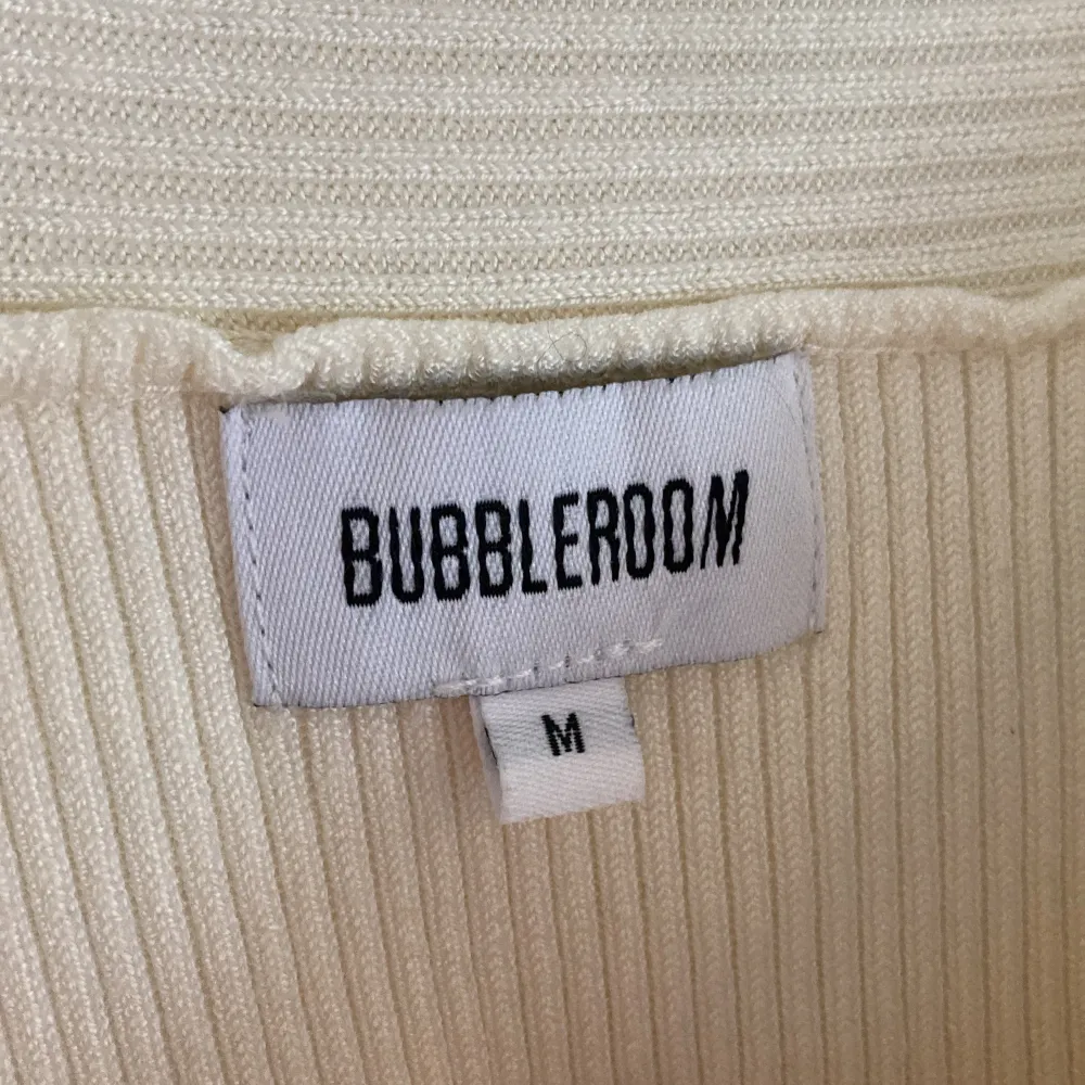 Säljer denna fina offshulder klänning i storlek M från Bubbleroom. Använd 2 gånger. Hör av er vid frågor💗 pris kan diskuteras vid snabb affär.. Klänningar.