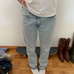 Jeans från weekday i Rowe modellen, i bra skick! Ljusblå färg. Nypris 590kr 