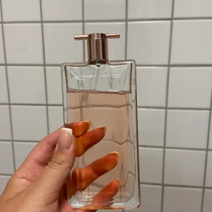lancome idole 50 ml - Ca 80-90 % kvar i flaskan, säljer då den inte kommer till användning 