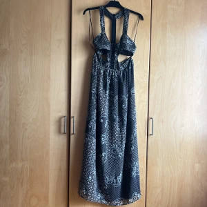 Festival klänning/ festklänning  - Unik design, lång festklänning med coola detaljer 