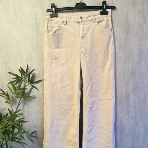  kostymbyxor i Moca (champagne vit) - Helt nya från Bok Bok. Bra skick, fina på kroppen och ett skönt material. Materialet på byxorna är Moca. Fina och stiliga med någon blus eller topp över. De säljs då de var lite för stora  