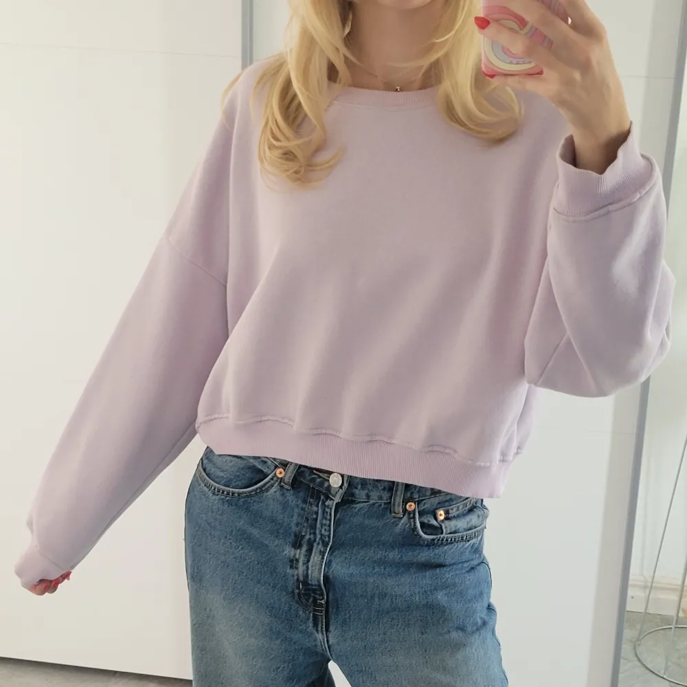 Sweatshirt i färgen lavendel. Croppad och luftig, så perfekt till sommaren! Storlek L/XL men jag bär vanligtvis S.  Hör av dig om du har frågor!. Tröjor & Koftor.