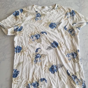 2 t-shirts - Jack & Jones: använd men bra skick, pefekt till sommaren, storlek S Adidas: välanvänd, storlek 164  Båda för 50kr