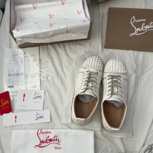 loubs - helt okej skicka kan tvättas mer snörerna är väll smutsiga men dom e vita så man får med 5 extra spikes samt 1 dustbag authenic kort med andra kort från louboutin behöver pengar till studenten skriv för mer frågor finns några flaws inte original 