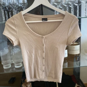 Beige topp - Beige topp från gina (Finns i svart också) stl xs mer som S/M