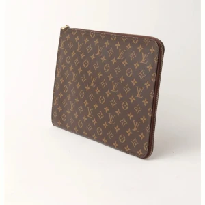Louis Vuitton datorfodral  - Såklart äkta, äkthetsbevis medföljer, köpt på the Vinted bar för 5000! 🥰 vet inte vilken storlek det är men den passar min macbook. 