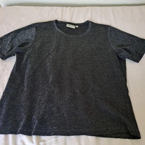 Glittrig topp - Kommer ej till användning. Några trådar lösa men syns knappt.  Pris är diskuterbart 😊💗