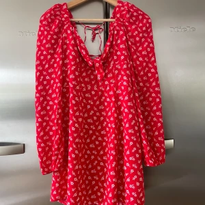 Sommarklänning från Other Stories - Välvårdad klänning, endast använd ett fåtal ggr. Storlek 34. Figursydd, fina ärmar, resår i ryggen. Viscos, foder. Inköpt för 899 kr. 