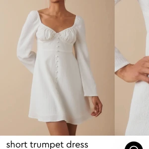 Vit klänning  - Säljer denna fina vita klänning som skulle varit min student klänning men som tyvärr aldrig kom till användning. Storlek S