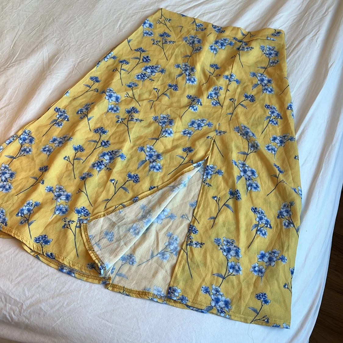 Gul blommig kjol - 90