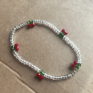 🍒  - Körsbärs armband 📿stretchig tråd 