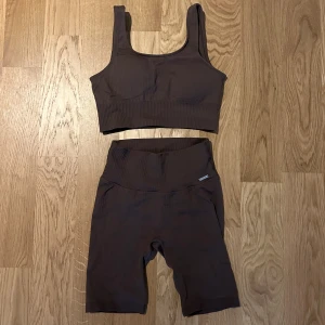 Träningsset  - Träningsset från Aim'n i brunt. Ribbade shorts och sport-bh. Kan köpas separat också, men skicka ett meddelande då🤎 bara använda enstaka gånger, aldrig tränat i. Priset gäller för hela setet. 