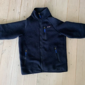 Patagonia fleece - Säljer en galet snygg blå Patagonia fleece i strl m! Den är använd men inga hål eller defekter, 8/10. Säljer då den börjar bli lite liten på mig som är 185. Kan sänka priset vid snabb affär.🤝🤩