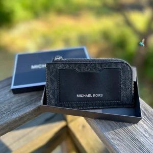 Michael Kors plånbok - Liten plånbok/korthållare från Michael Kors. Aldrig använd, helt ny.