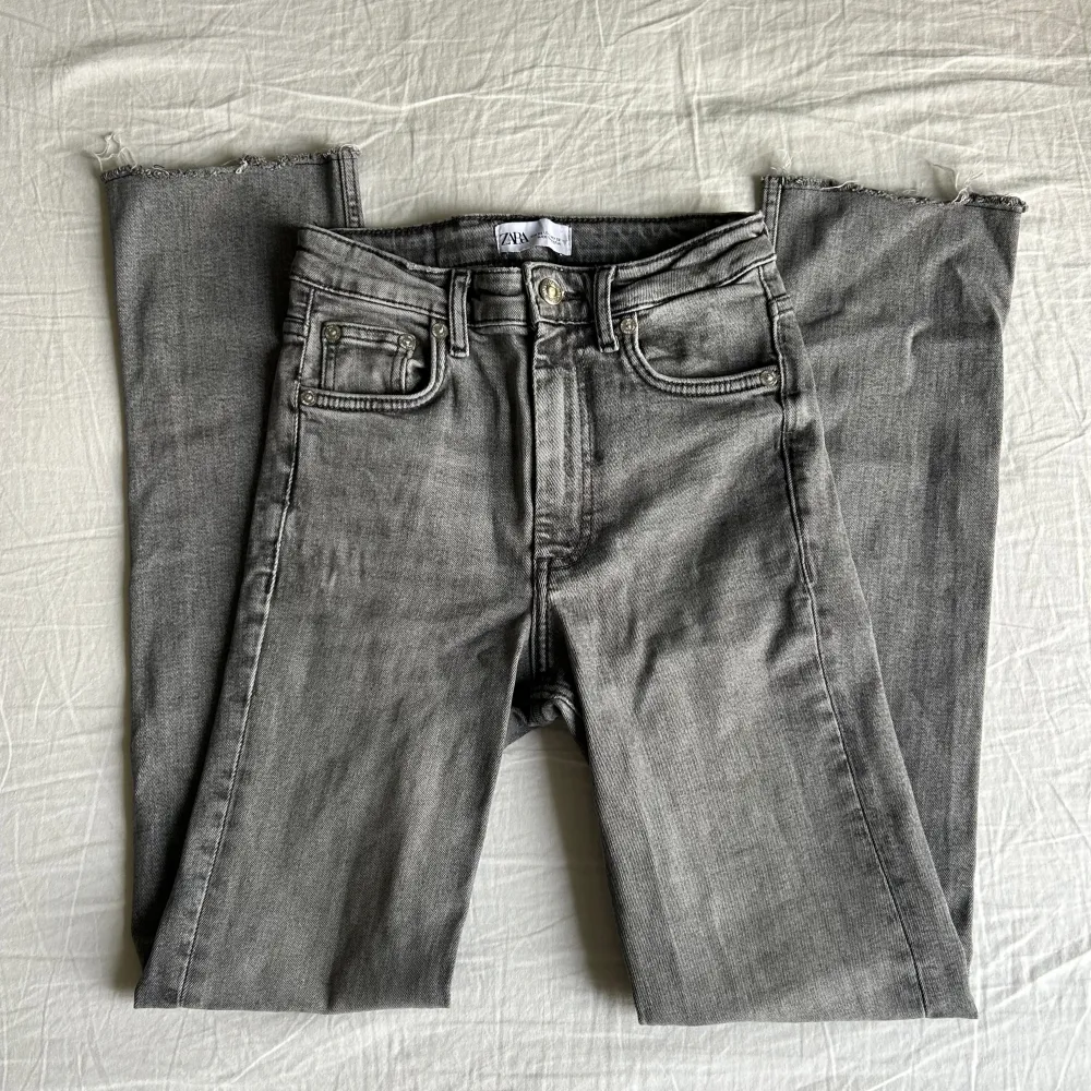 Midjemått: 32-34cm (stretchig) Innerbenslängd: 72cm. Jeans & Byxor.