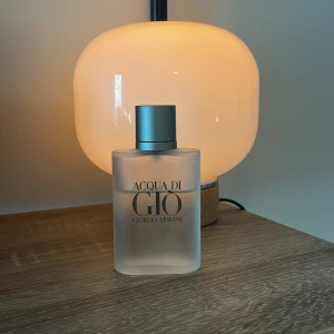 Aqua di gio EDT 70ml - Säljer min parfym från Armani som har ca 65-70 ml kvar  box finns med Pris kan diskuteras✨