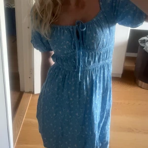 Sommarklänning  - Blå sommarklänning från bik bok, perfekt nu till midsommar. Stl xs 