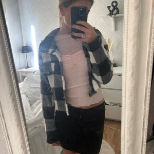 Jacka  - Säljer denna jacka/ korta kappa som aldrig kommer till användning, den är i nyskick! Materialet är det skönaste jag haft på mig! Inte för tjock🙌🏼