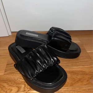 NLY sandaler  - Sandaler från Nelly  Använda fåtal gånger, ca 2-3 gånger så väldigt fint skick!  Storlek 37  Finns i Helsingborg 