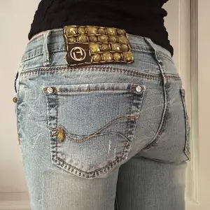 Supersnygga unika lågmidjade jeans med as cool märkesdetalj 😍säljer endast för att de är för stora för mig. 😓Står ingen storlek men passar S! Midjemått tvärsöver: 36 cm. Innerbenslängd: 78 cm. ✨