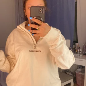 Tröja  - En skön tröja från koskenkorva dem som vet dem vet haha men den är använd få tal gånger men ingenting som märks förutom att den är lite skrynklig det står storlek M/L på den