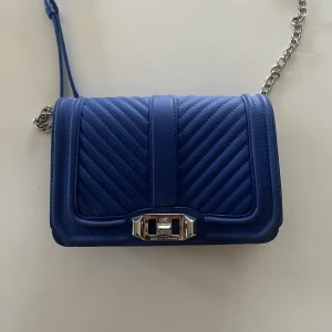 Rebecca Minkoff väska - Säljer min så snygga Rebecca Minkoff väska då den tyvärr inte kommer till användning. Den är endast använd ett fåtal gånger💕