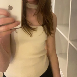 Topp  - Säljer min beige topp med ”utklippning”. Den är i väldigt bra skick och har bara använts ett fåtal ggr🥰