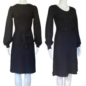 Ullklänning  - Från nümph, storlek XS. 30% ull & 70% akryl. Finns små hål bak på nacken. Dockan använder storlek XS. MÅTT: Axel till axel 37cm, ärmlängd 65cm, armhåla till armhåla 38cm, midjebredd 33cm & längd (från armhåla och ner) 80cm