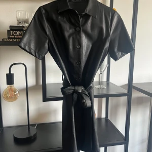 Skinnklänning petite - Använd 2 ggr. Finns ett litet märke på.